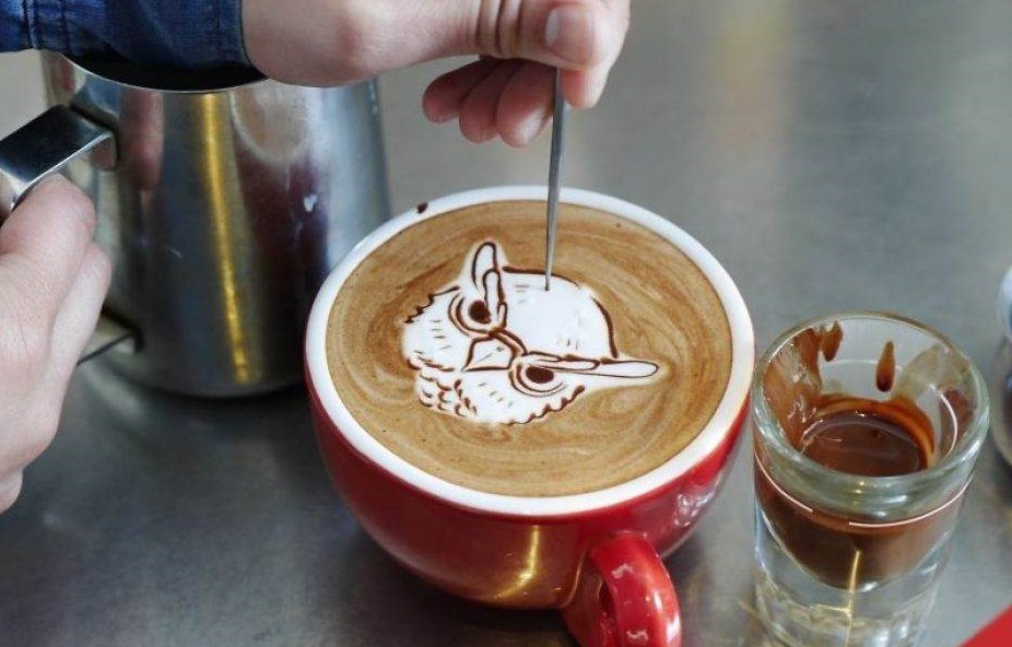 Рисунки на пене кофе